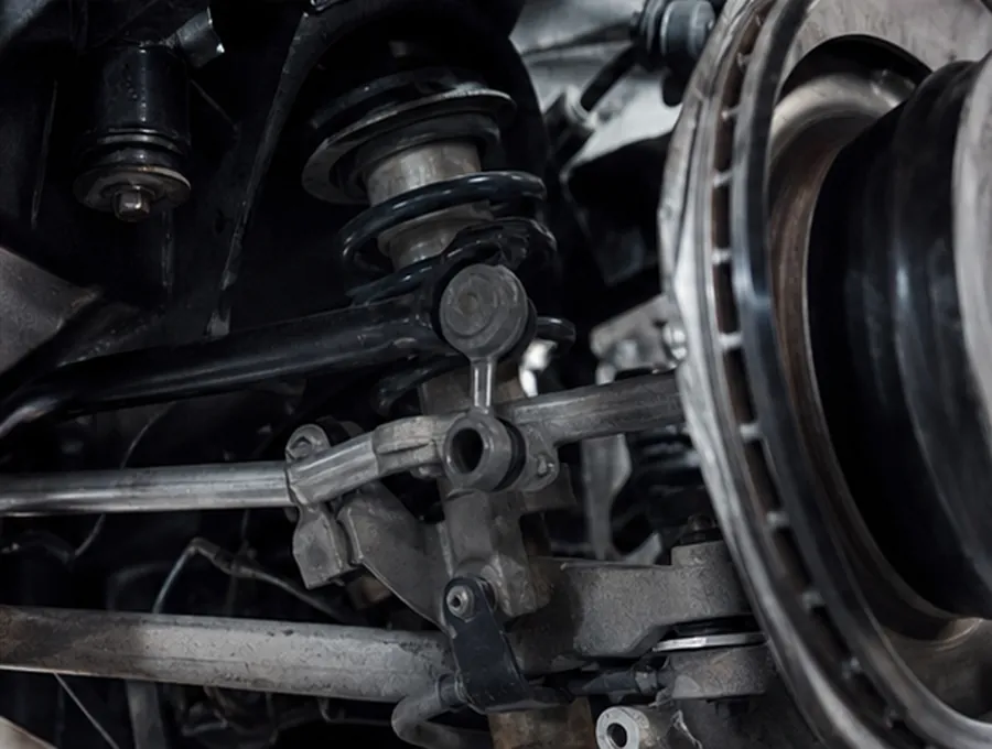Revisión de suspensión y dirección automotriz en taller de Monterrey